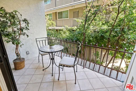 $5,700 | 838 South Barrington Avenue, Unit 203, Los Angeles, CA 90049