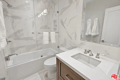 $5,700 | 838 South Barrington Avenue, Unit 203, Los Angeles, CA 90049