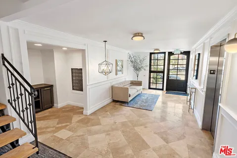 $5,700 | 838 South Barrington Avenue, Unit 203, Los Angeles, CA 90049