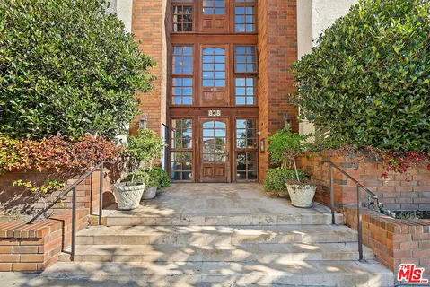 $5,700 | 838 South Barrington Avenue, Unit 203, Los Angeles, CA 90049