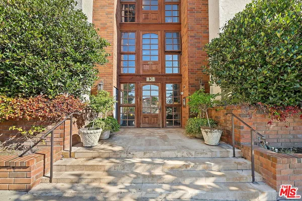 $5,720 | 838 South Barrington Avenue, Unit 203, Los Angeles, CA 90049