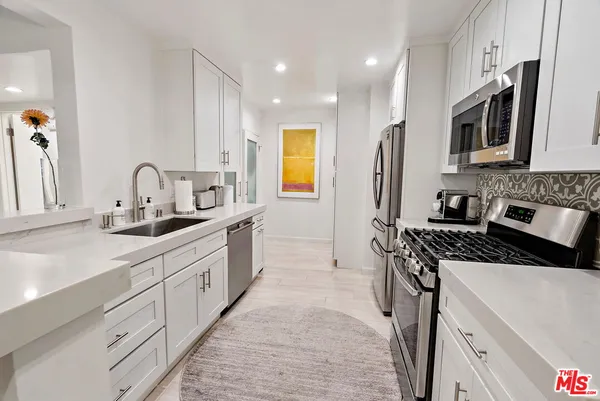 $5,720 | 838 South Barrington Avenue, Unit 203, Los Angeles, CA 90049