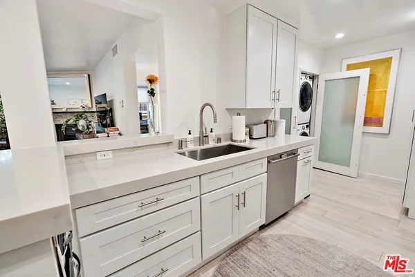 $5,720 | 838 South Barrington Avenue, Unit 203, Los Angeles, CA 90049