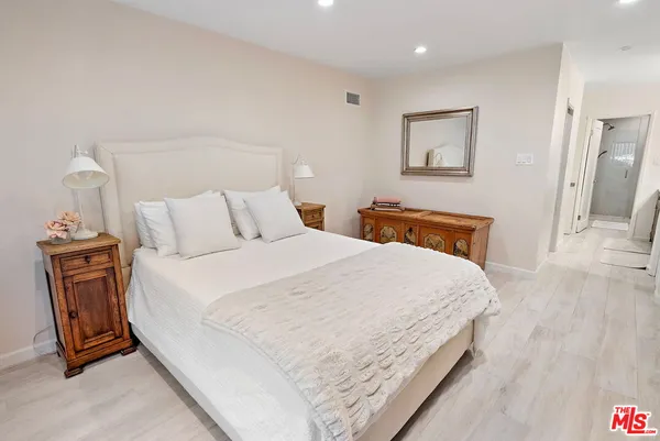 $5,720 | 838 South Barrington Avenue, Unit 203, Los Angeles, CA 90049