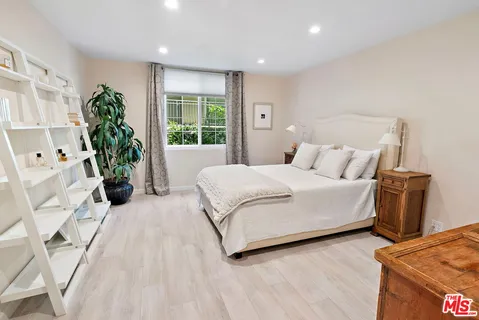 $5,700 | 838 South Barrington Avenue, Unit 203, Los Angeles, CA 90049