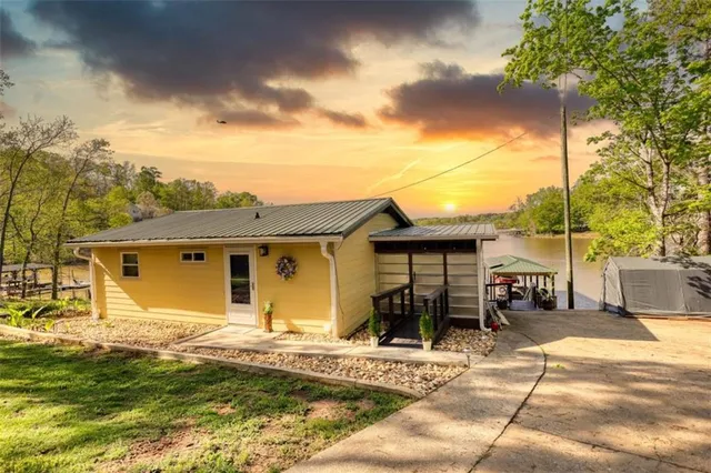 a view of a house with a yard