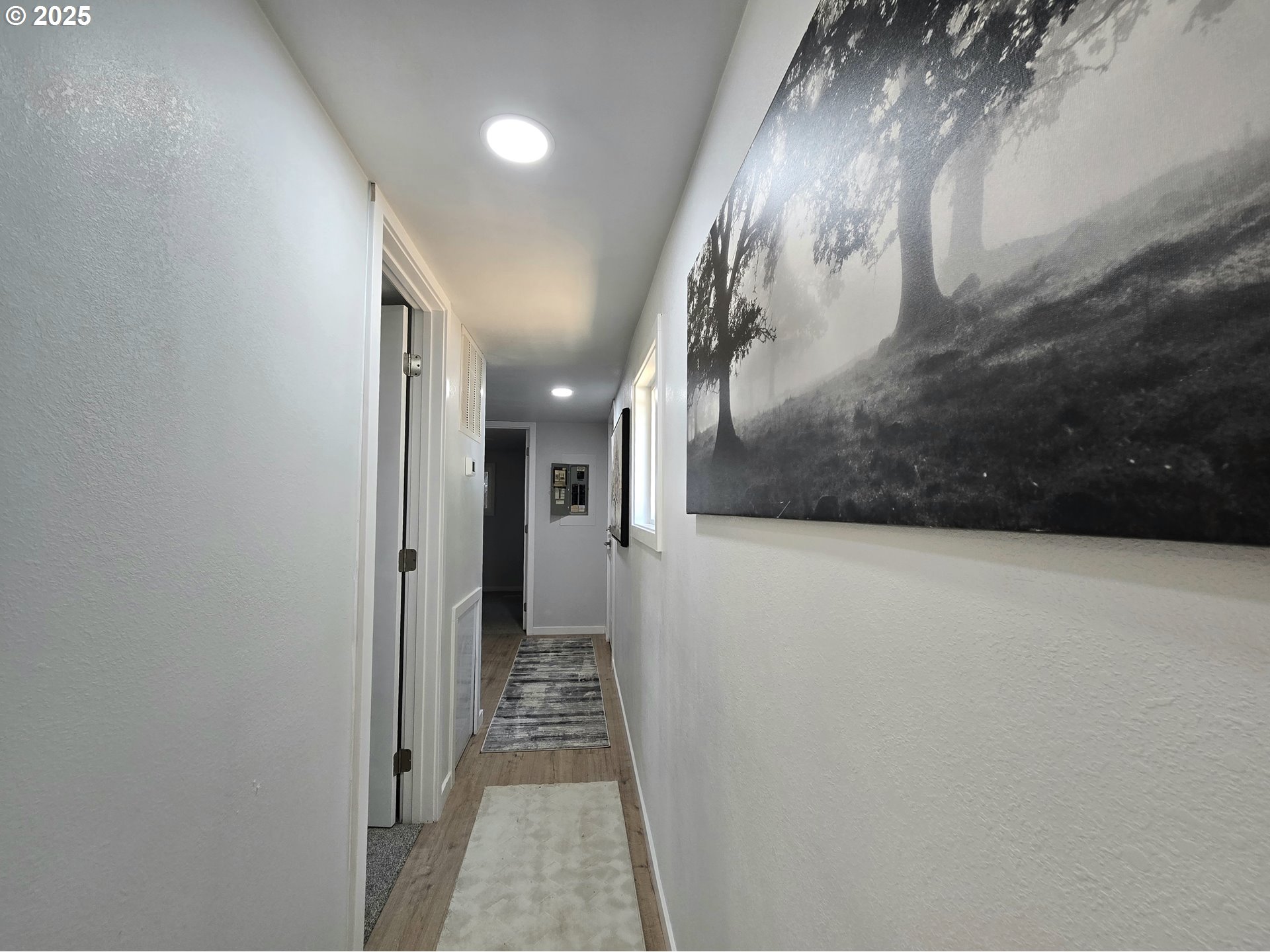 27171 Clear Lake Road, Unit 17 Eugene, OR 97402 - Photo 21 of 35 Hallway