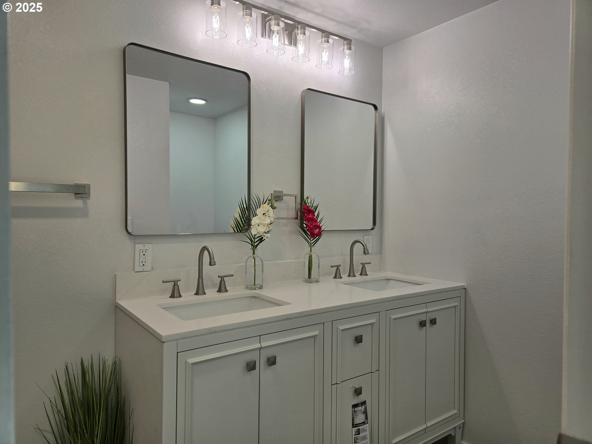 27171 Clear Lake Road, Unit 17 Eugene, OR 97402 - Photo 25 of 35 Bedroom, Owner's Suite