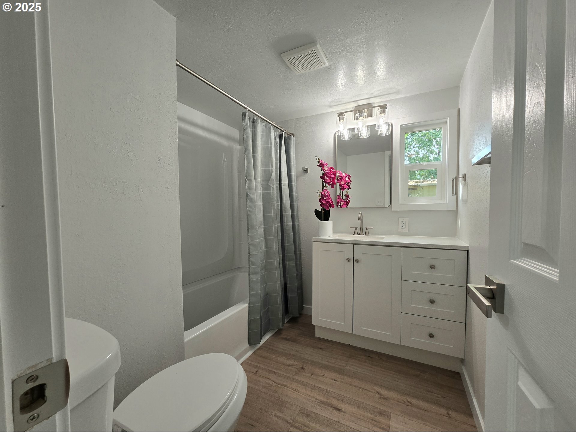 27171 Clear Lake Road, Unit 17 Eugene, OR 97402 - Photo 30 of 35 Bathroom