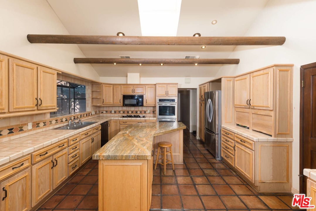 1363 Stradella Road Los Angeles, CA 90077 - Photo 12 of 34