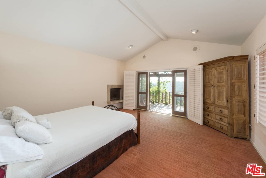 1363 Stradella Road Los Angeles, CA 90077 - Photo 15 of 34