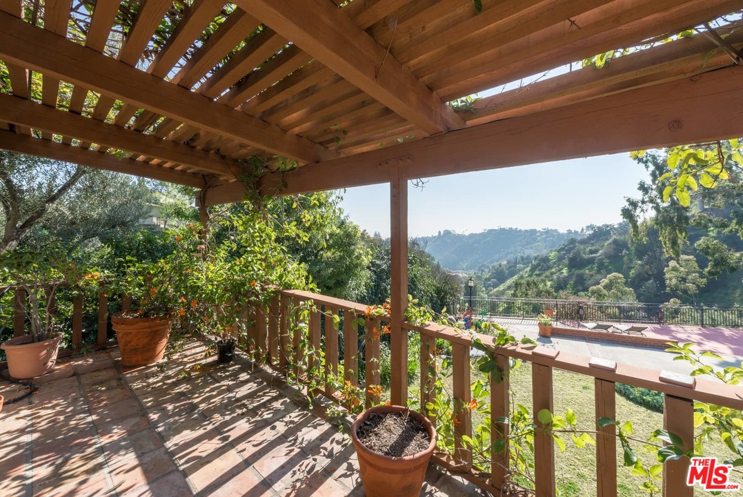 1363 Stradella Road Los Angeles, CA 90077 - Photo 17 of 34