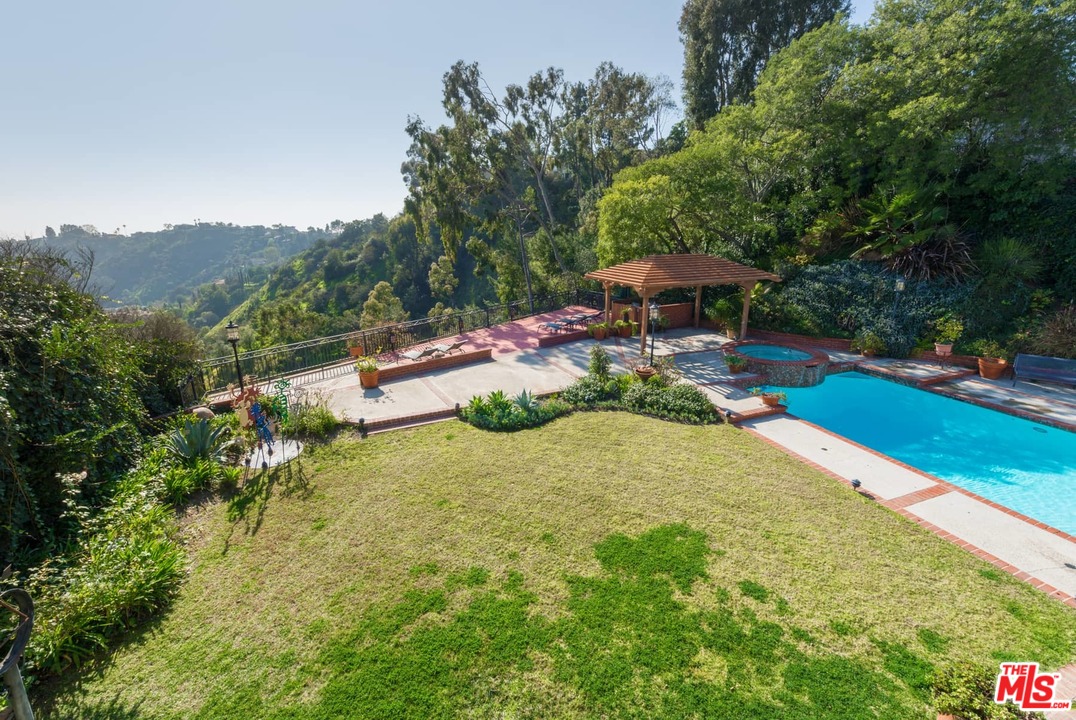 1363 Stradella Road Los Angeles, CA 90077 - Photo 18 of 34