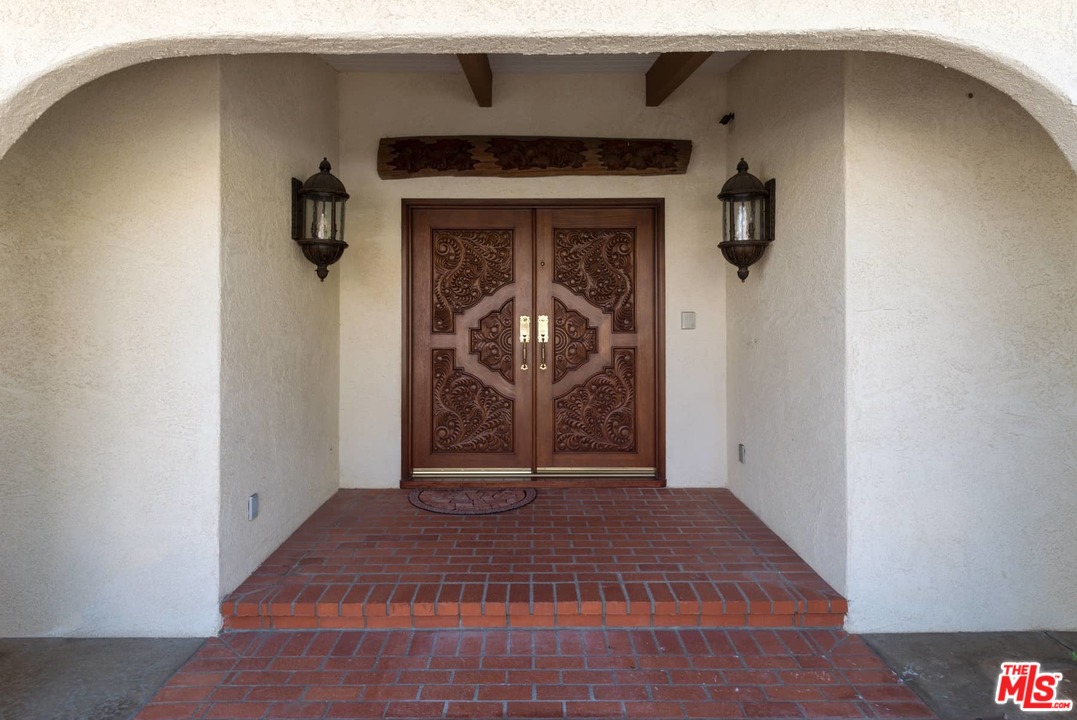 1363 Stradella Road Los Angeles, CA 90077 - Photo 3 of 34