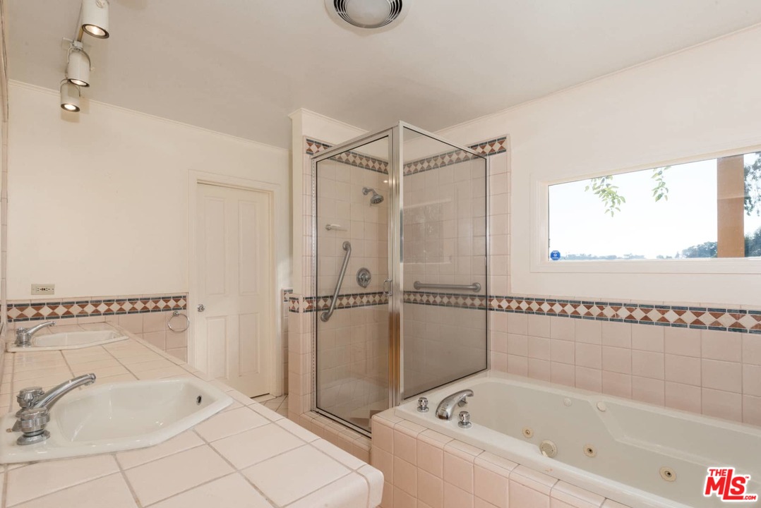 1363 Stradella Road Los Angeles, CA 90077 - Photo 22 of 34