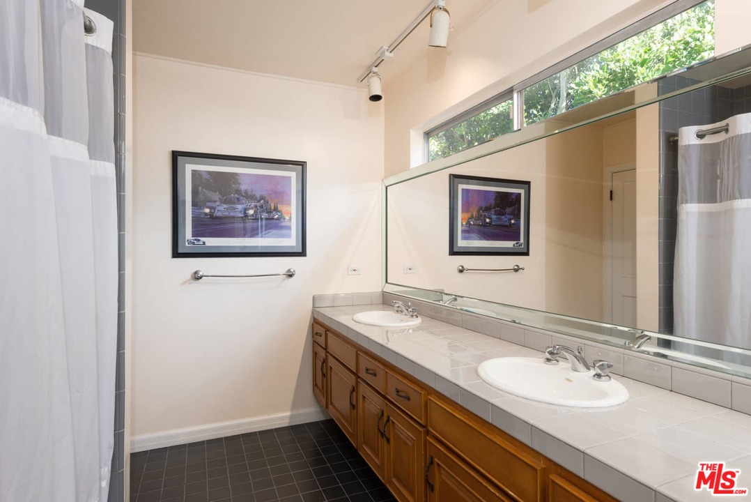 1363 Stradella Road Los Angeles, CA 90077 - Photo 25 of 34