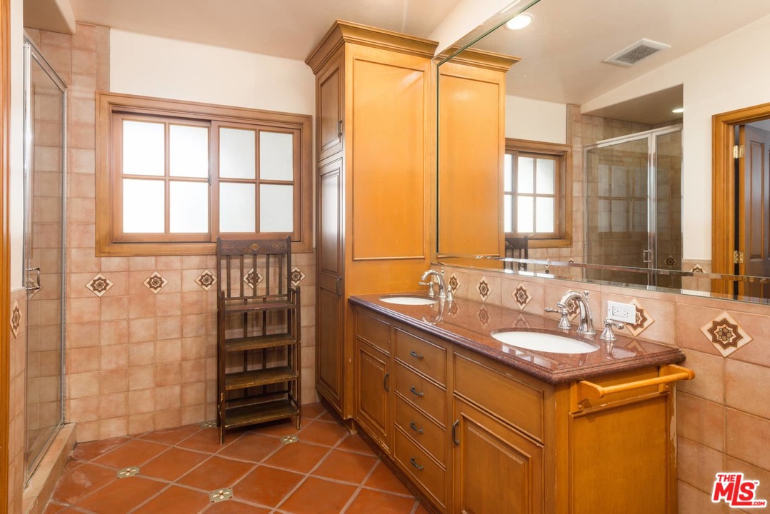 1363 Stradella Road Los Angeles, CA 90077 - Photo 27 of 34