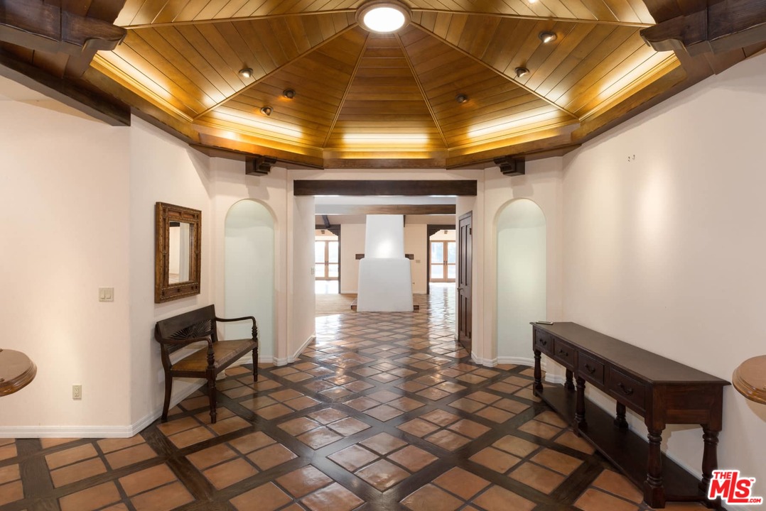 1363 Stradella Road Los Angeles, CA 90077 - Photo 4 of 34