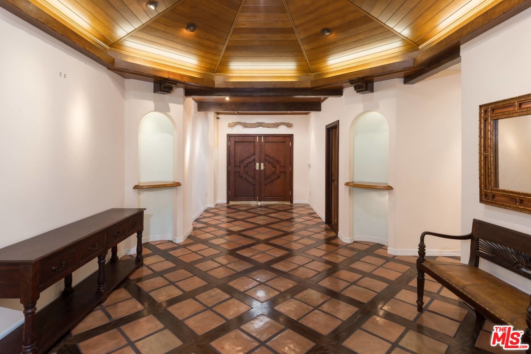 1363 Stradella Road Los Angeles, CA 90077 - Photo 5 of 34