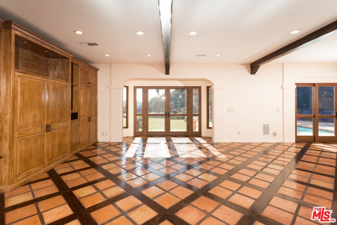 1363 Stradella Road Los Angeles, CA 90077 - Photo 9 of 34