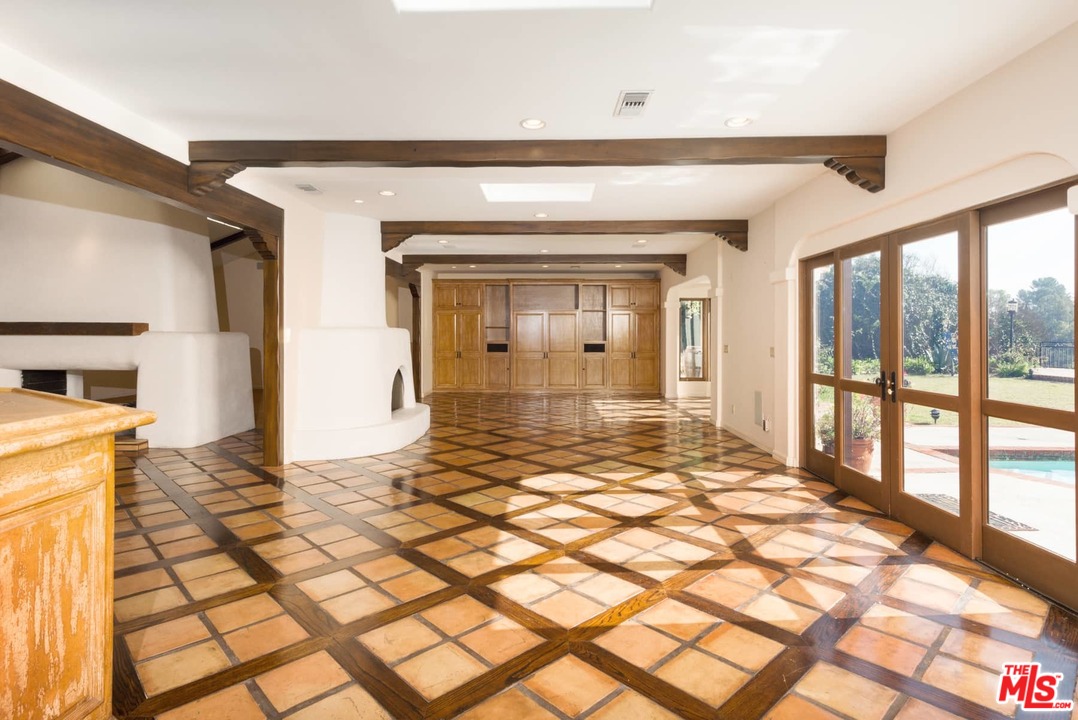 1363 Stradella Road Los Angeles, CA 90077 - Photo 10 of 34