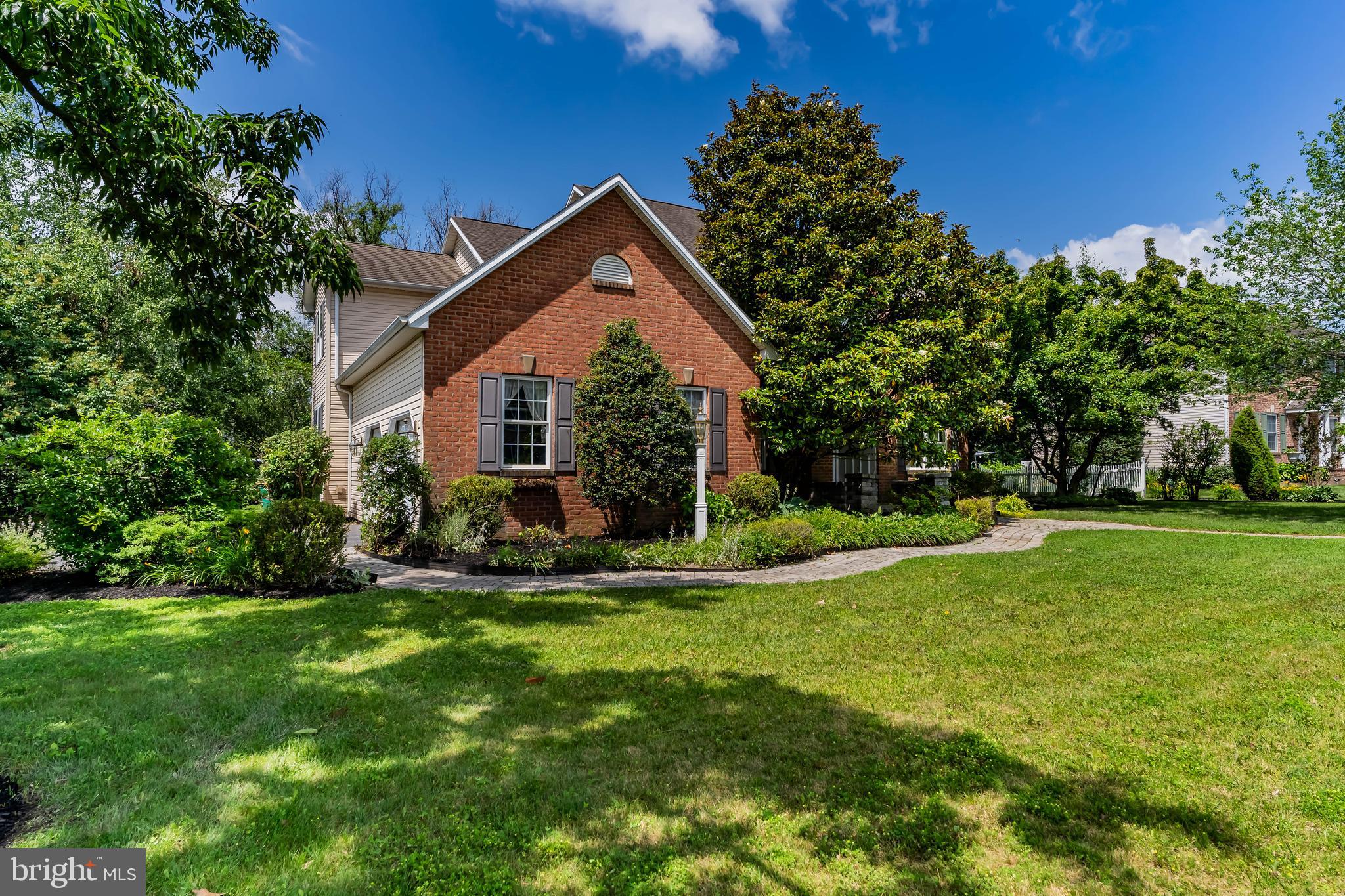 5960 Huntington Cmns Enola, PA 17025 - Photo 2 of 59