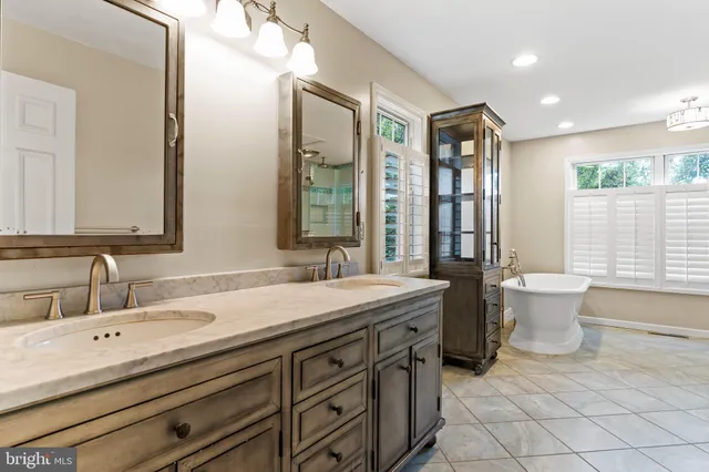 $569,900 | 5960 Huntington Cmns, Enola, PA 17025