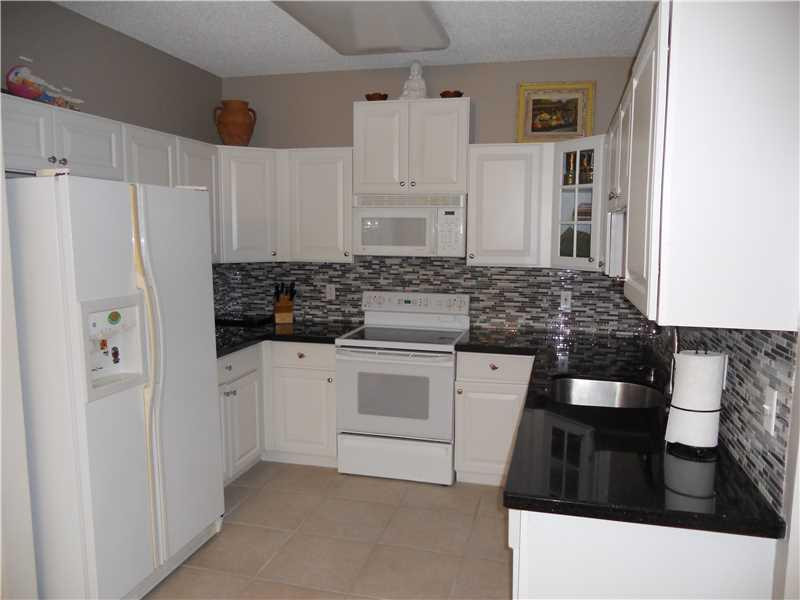 21090 Vía Eden, Unit 21090 Boca Raton, FL 33433 - Photo 10 of 21 Kitchen