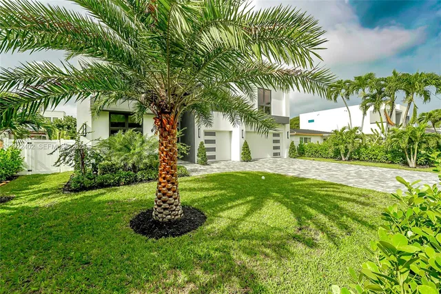 a view of house with yard and swimming pool
