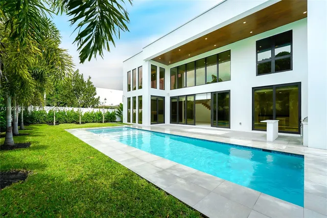 a view of an house with backyard porch and garden