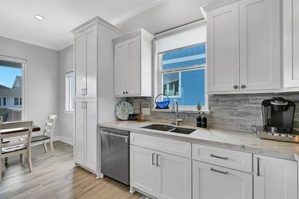 a large kitchen with kitchen island a large island in it