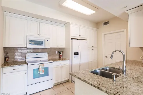 $3,995 | 4700 St Croix Lane, Unit 318, Naples, FL 34109