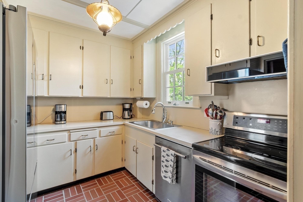 89 Lothrop Street Beverly, MA 01915 - Photo 18 of 41