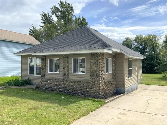$154,900 | 128 Dakota Avenue Southeast, Staples, MN 56479