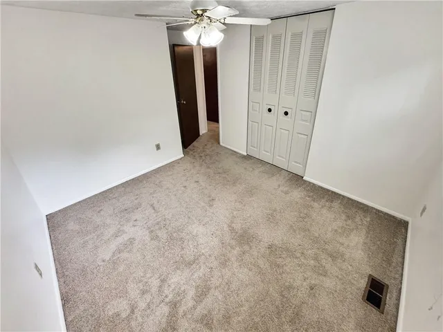 en empty room with fan