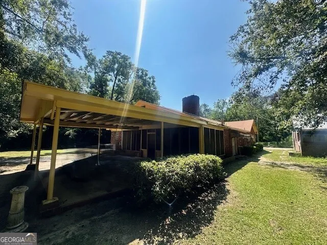 a view of a backyard