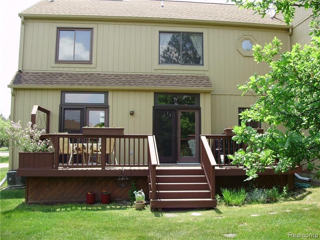 2267 Crystal Drive, Unit 34 Rochester, MI 48309 - Photo 30 of 33 P5190821.JPG