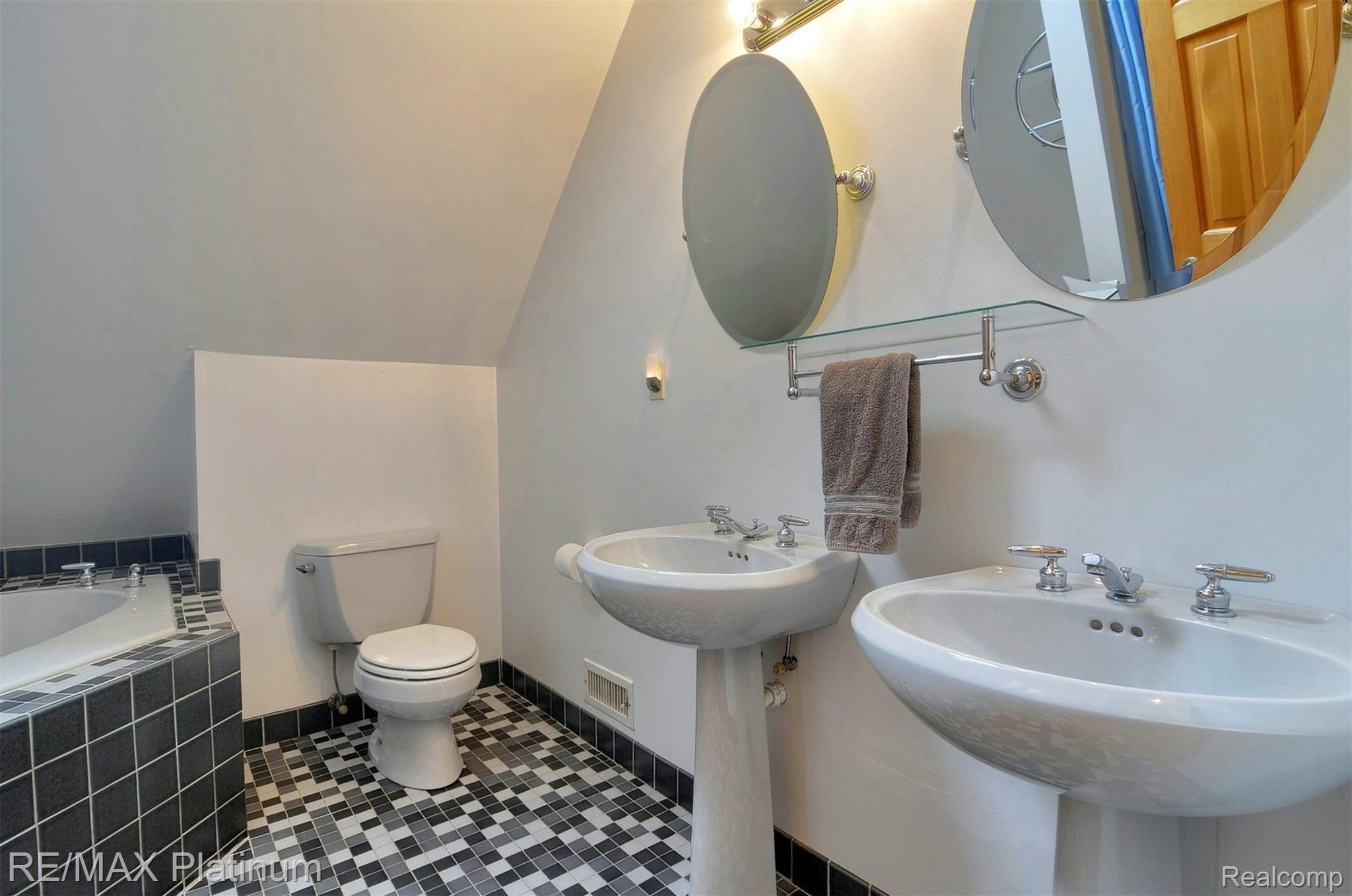 4133 Burns Road Linden, MI 48451 - Photo 21 of 39 21-Master Bathroom 2nd View.jpg