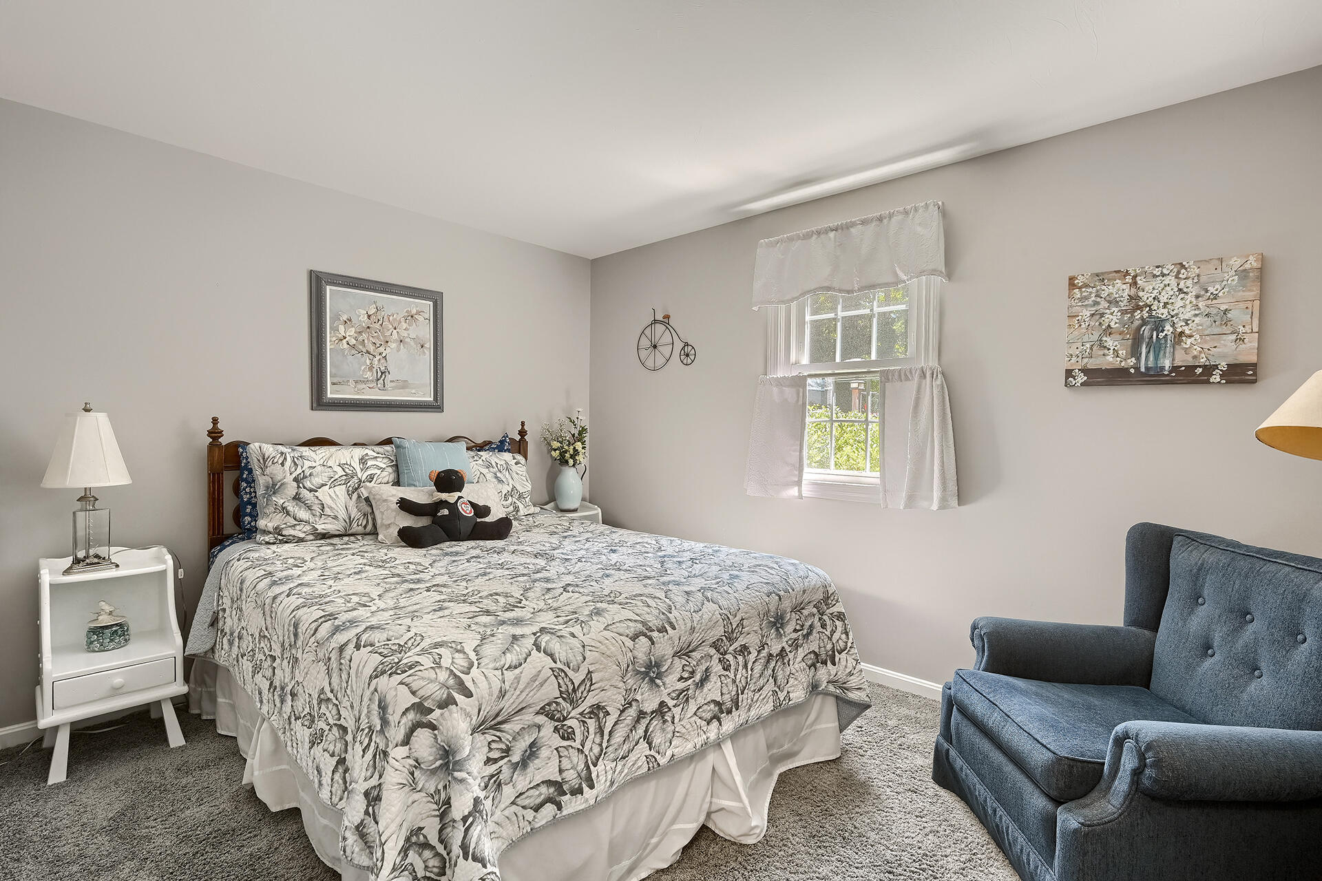 61 Merideth Way Centerville, MA 02632 - Photo 18 of 32 a bed room with a bed and a couch