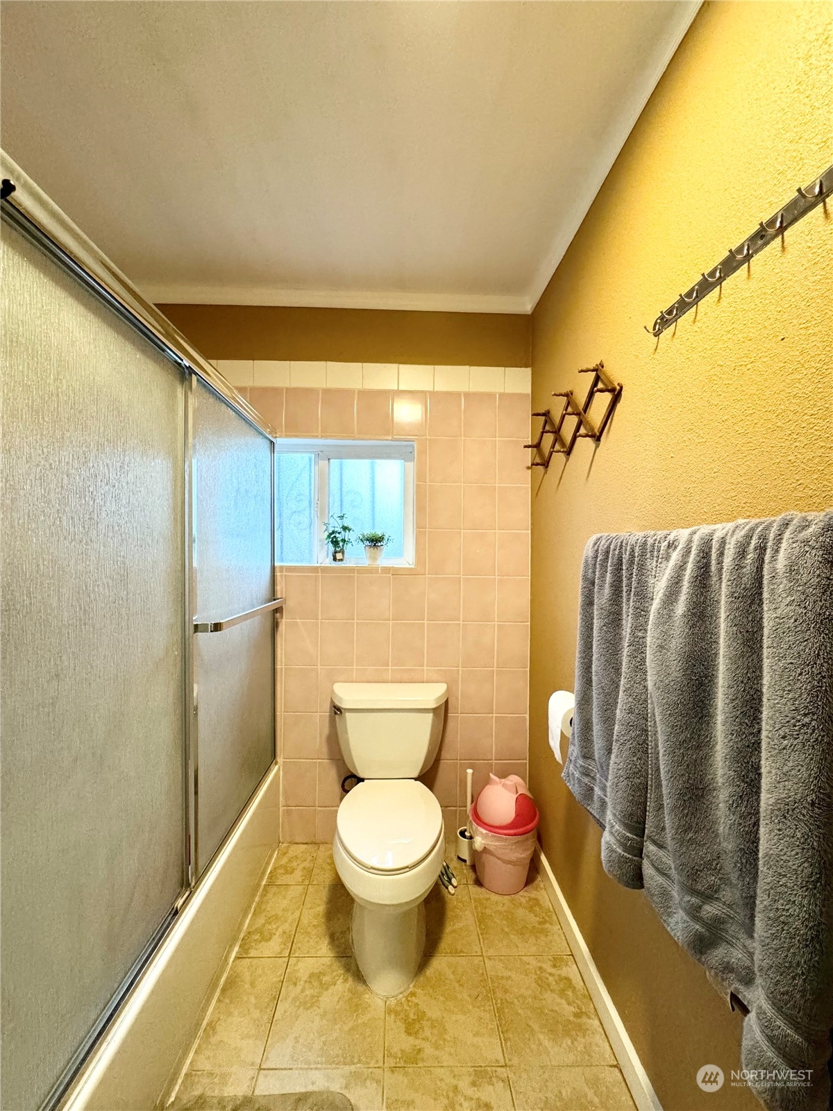 523 Main Avenue South Renton, WA 98057 - Photo 12 of 32 a bathroom with a toilet and a shower