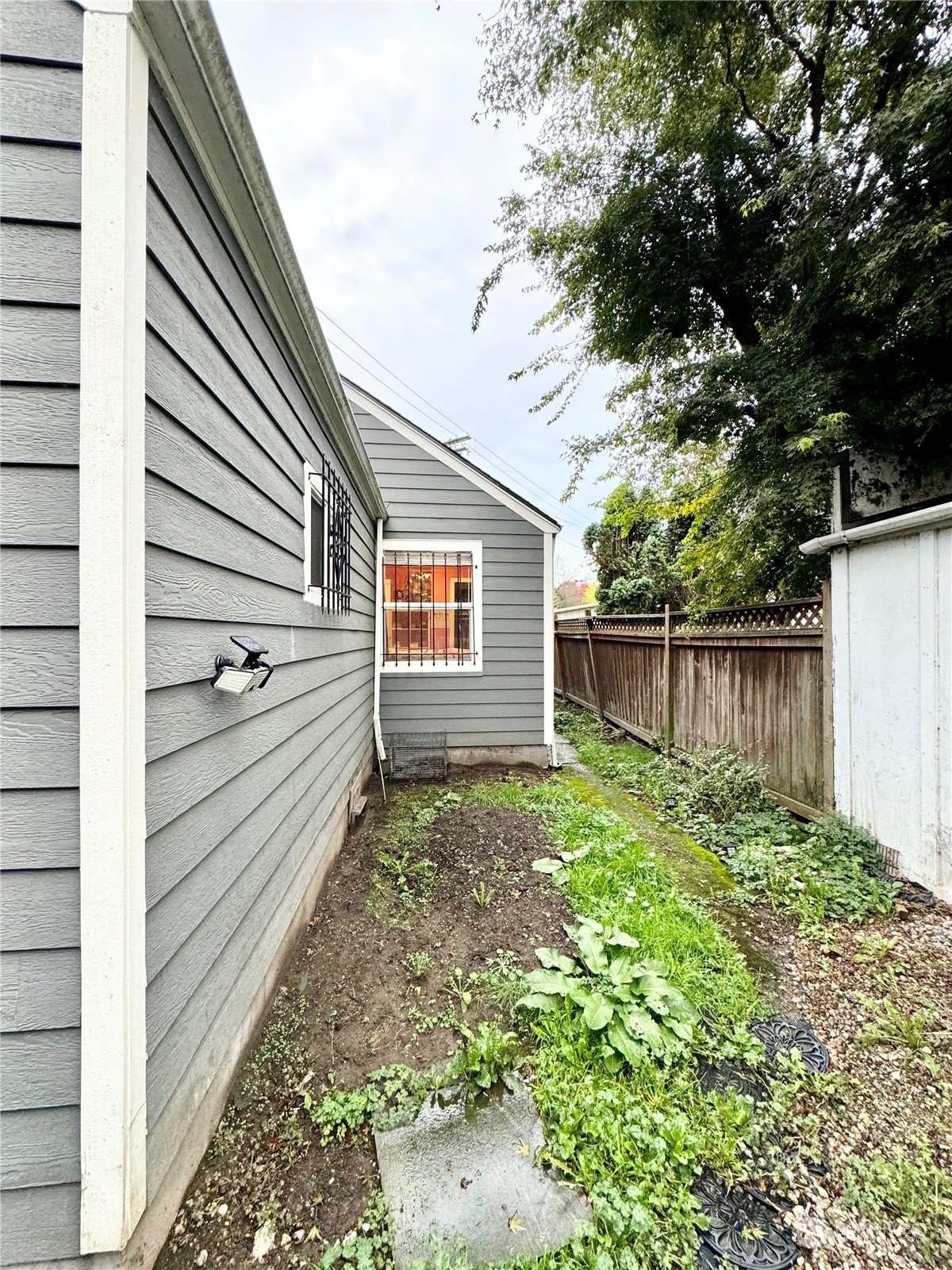 523 Main Avenue South Renton, WA 98057 - Photo 28 of 32 a view of a back yard of the house