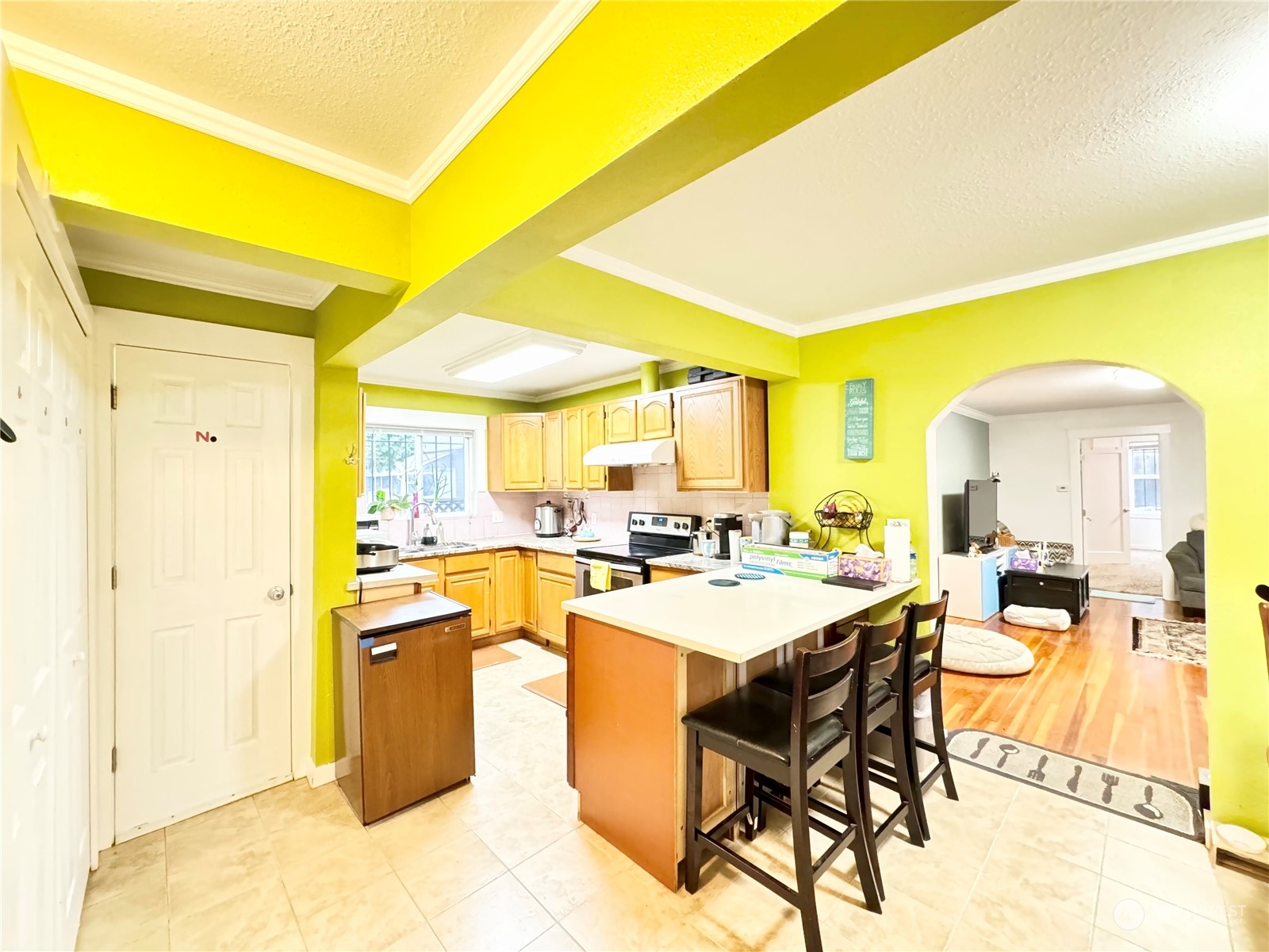 523 Main Avenue South Renton, WA 98057 - Photo 8 of 32 a room with a table and chairs