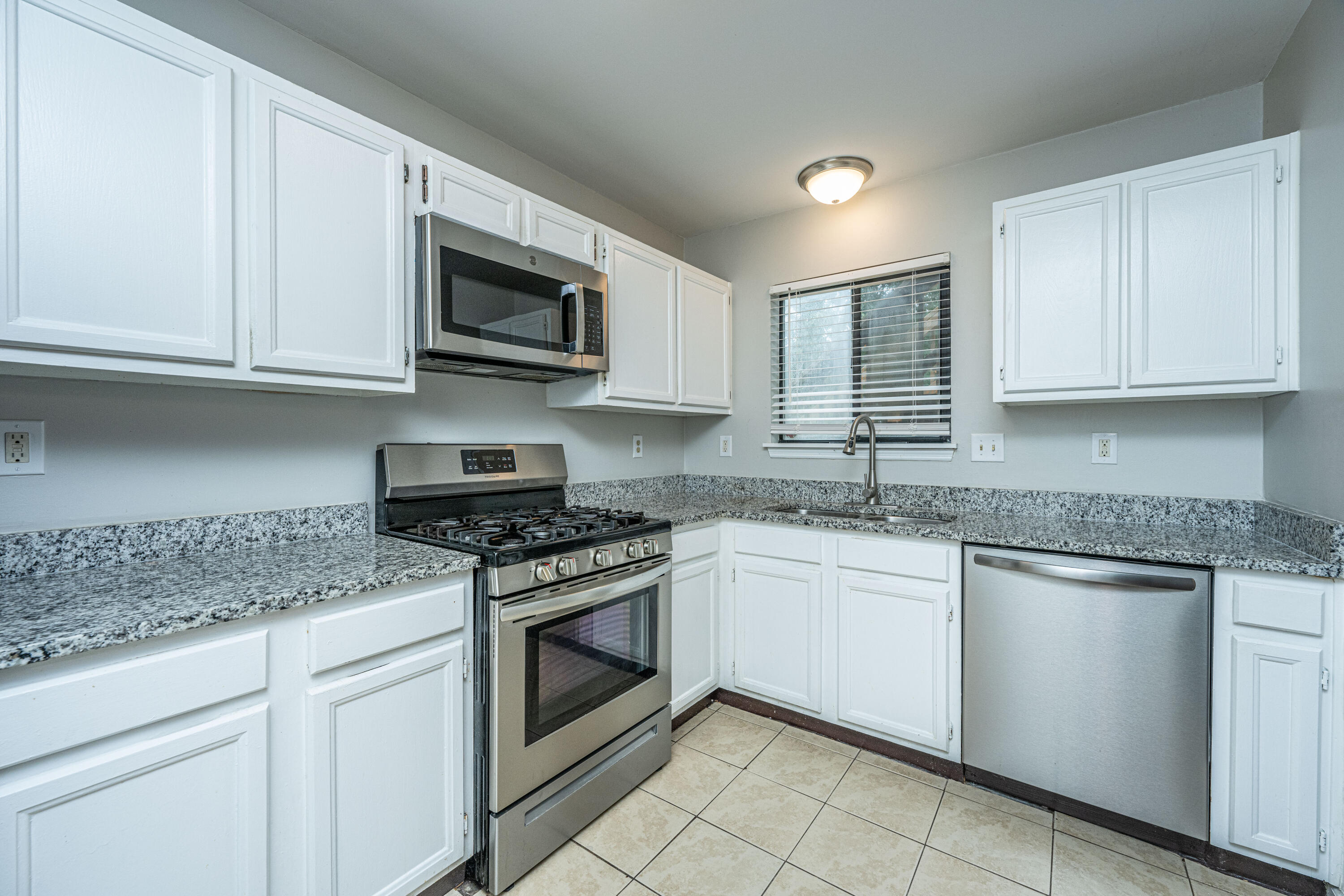 8361 Longridge Road North Charleston, SC 29418 - Photo 12 of 42 8361LongridgeRd015