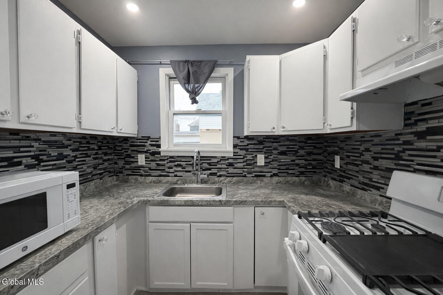 17 Landon Terrace Schenectady, NY 12308 - Photo 16 of 28 CC034BDB-AB4B-439C-9B77-68F833950406