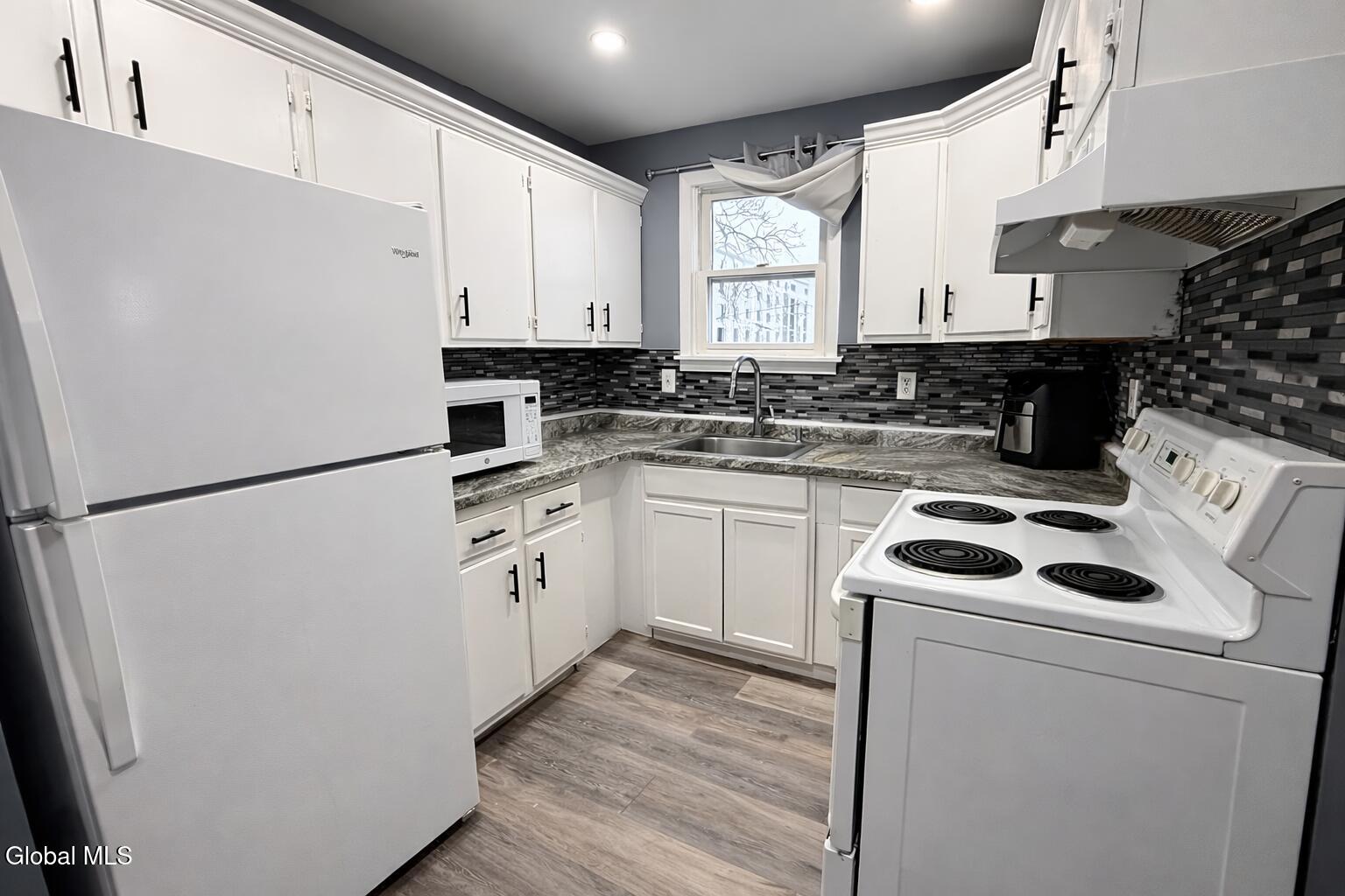 17 Landon Terrace Schenectady, NY 12308 - Photo 8 of 28 C790BF3C-164A-41E8-9CEC-7301928B0AF7