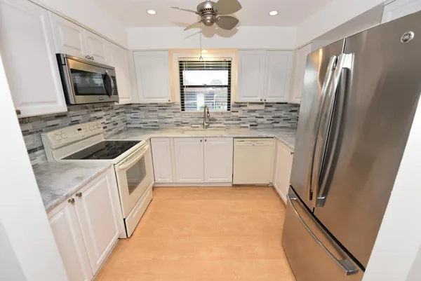 $1,800 | 390 Southwest South River Drive, Unit 202, Stuart, FL 34997