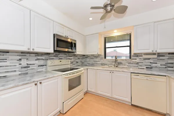 $1,800 | 390 Southwest South River Drive, Unit 202, Stuart, FL 34997