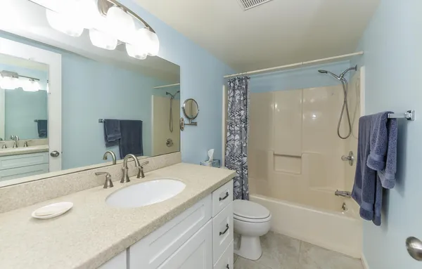 $1,800 | 390 Southwest South River Drive, Unit 202, Stuart, FL 34997