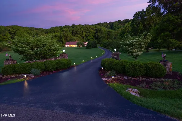 $998,900 | 160 Fairway Drive, Abingdon, VA 24211