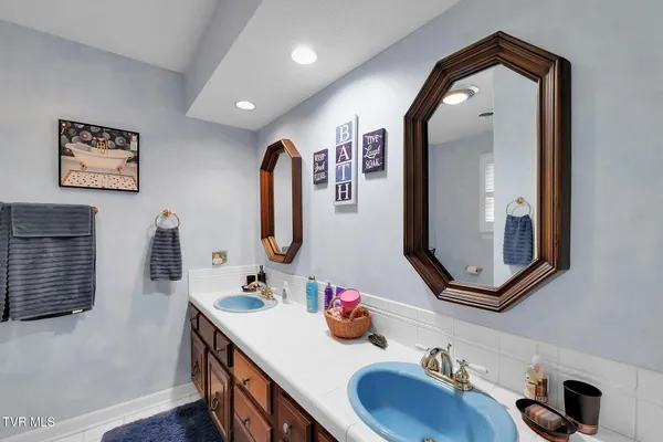 $998,900 | 160 Fairway Drive, Abingdon, VA 24211